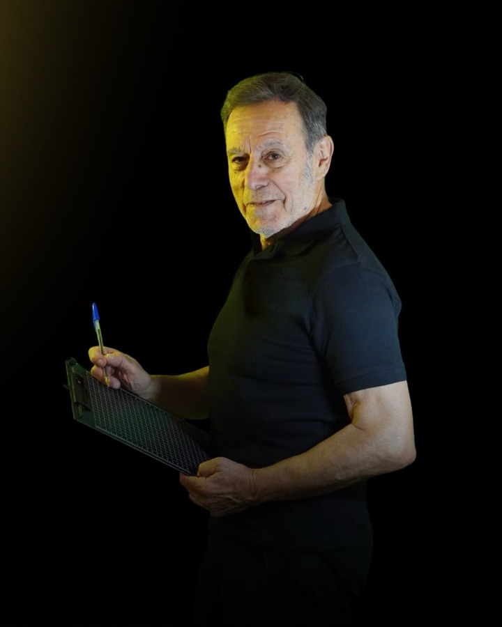 Manuel Carballo con una tablilla de entrenamiento